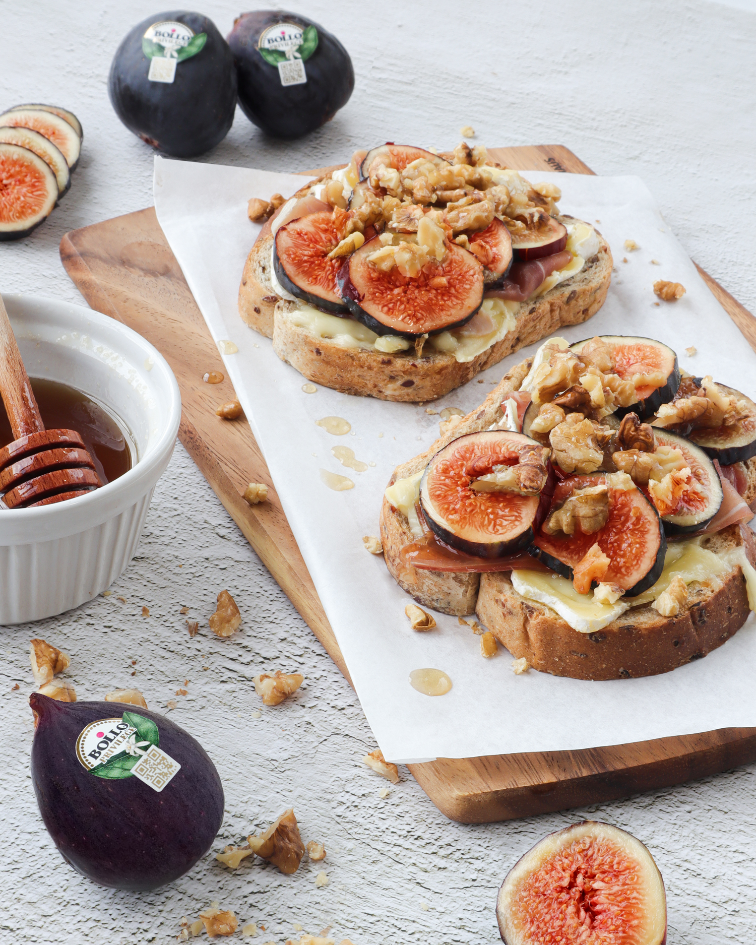 Fig toasts with brie cheese, ham, walnuts and honey