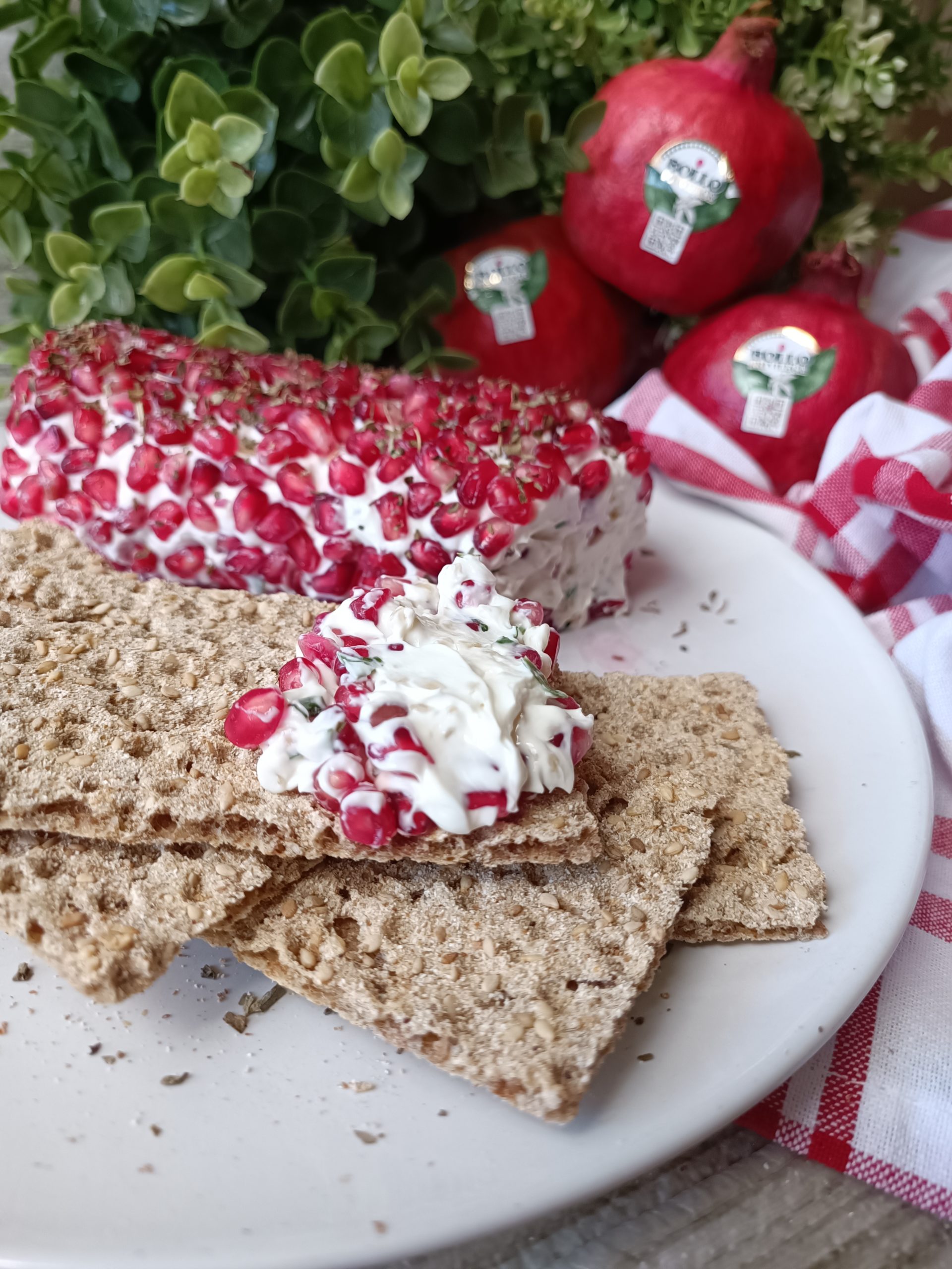 Cheese and pomegranate roll
